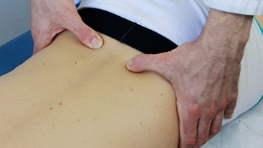 Rückenschmerzen: Ist es ein Bandscheibenvorfall, Hexenschuss oder doch der Ischias? Die Diagnose bei Rückenschmerzen ist selten offensichtlich. Hier im Bild wird ein Mann von einem Arzt wegen seiner Rückenschmerzen orthopädisch untersucht. | Bild: Klinikum rechts der Isar