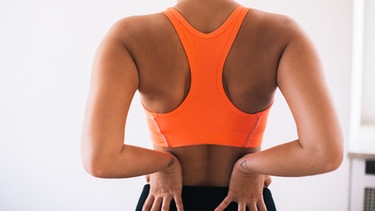 Rückenschmerzen können unterschiedliche Ursachen haben: Bandscheibenvorfall, Hexenschuss, Ischias oder einfach Verspannungen | Bild: BR/Johanna Schlüter