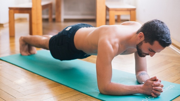 Rückenübung: Mit einfachen Übungen können Sie Ihren Rücken so trainieren, dass Rückenschmerzen gar nicht erst entstehen. | Bild: BR/Johanna Schlüter