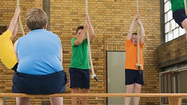 Was tun gegen den Rückenschmerz bei Kindern? Schulsport - wie hier im Bild - reicht als Prophylaxe nicht aus.  | Bild: colourbox.com