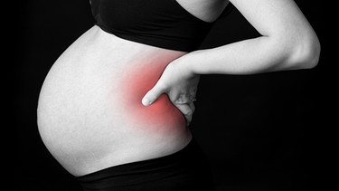 Schwangerschaft: Das Ungeborene kann auf den Ischiasnerv drücken und so Rückenschmerzen verursachen. | Bild: colourbox.com