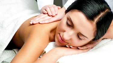 Bei Rückenschmerzen Tuna: Tuina kommt aus der traditionellen chinesischen Medizin und ist eine spezielle Art von Massage (wie hier im Bild Hände auf Rücken einer Frau) | Bild: colourbox.com