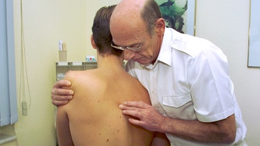 Bei Rückenschmerzen können auch alternative Therapien helfen - Chirotherapie (wie hier im Bild Chiropraktiker beim Behandeln). Akkupunktur, Massage, Krankengymnastik, Yoga, Osteopathie, Chiro, Rolfing, Shiatsu - vieles kann Linderung der Rückenschmerzen verschaffen | Bild: picture-alliance/dpa