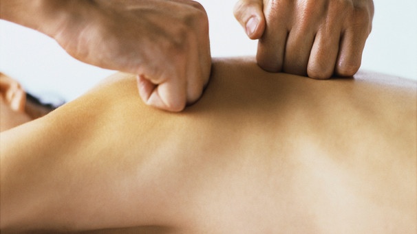 Bei Rückenschmerzen können alternative Behandlungsmethoden (wie hier im Bild) ebenso akut helfen und vorbeugen wie klassisch schulmedizinische Therapien | Bild: colourbox.com