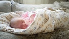 Ein Baby schläft. Warum schlafen wir eigentlich? Wenn wir schlafen, verarbeitet unser Gehirn Erlebtes und sortiert Unwichtiges aus. | Bild: colourbox.com