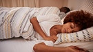 Symbolbild für Schlaf und Schlafen: Eine Frau schläft in einem Bett. Zu wenig Schlaf kann auf Dauer krank machen. Kann man fehlenden Schlaf am Wochenende nachholen oder vorschlafen? | Bild: www.colourbox.com