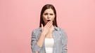 Eine Frau gähnt vor einem rosa Hintergrund. Was wirklich gegen Schlaflosigkeit hilft. | Bild: colourbox.com