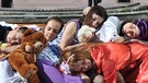 Junge Frauen schlafen auf einer Bank (gestellte Szene) | Bild: picture-alliance/dpa