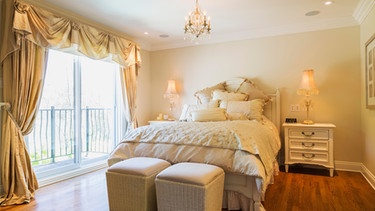 Opulentes Bett in einem Schlafzimmer. Vielfältige Schlafgewohnheiten rund um den Globus - von Luxusbetten bis hin zu bescheidenen Matratzenlagern. | Bild: picture alliance / All Canada Photos | Perry Mastrovito