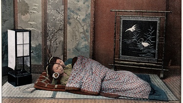 Aufnahme aus Japan, rund 1890. Sie zeigt einen Futon und zwei schlafende Frauen.  | Bild: picture alliance / Heritage Images | The Print Collector