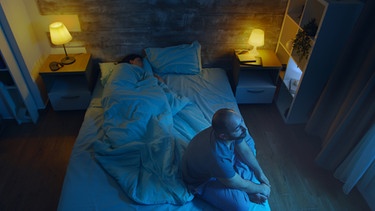 Symbolbild für Schlaf und Schlafstörungen: Ein Mann sitzt auf seinem Bett und leidet an Schlaflosigkeit (Insomnie).  | Bild: www.colourbox.com