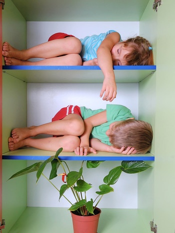 Schlafwandelnde Kinder schlafen im Schrank | Bild: colourbox.com