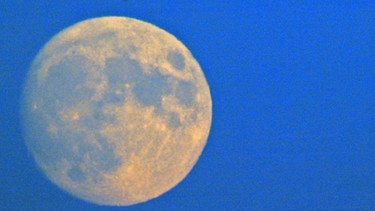 Vollmond über einer Stadt. Fördert der Mond das Schlafwandeln? | Bild: colourbox.com