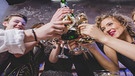 Feiernde Gruppe beim Anstoßen mit Sektgläsern. Für viele gehört zum Feiern Alkohol dazu. Doch wie wirkt Alkohol in unserem Körper, wie entsteht ein Kater, wie ein "Filmriss"? Antworten und Fakten rund um Alkohol.  | Bild: picture-alliance/dpa/Zoonar/Oleksandr Latkun