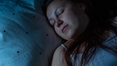 Symbolbild für Träume und Albträume: Eine Frau schläft.  | Bild: colourbox.com