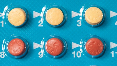 Der Trend zur Pille als Verhütungsmittel ist seit einigen Jahren rückläufig. Vor allem junge Frauen sehen das Präparat aufgrund der möglichen Nebenwirkungen kritisch und verhüten lieber mit alternativen Methoden.  | Bild: colourbox.com