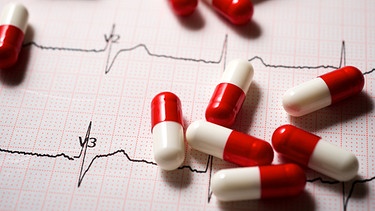 Pillen liegen auf dem Ausdruck eines EKG. In der Rubrik Gesundheit findet ihr unsere besten Tipps für ein gesundes Leben und gute Ernährung sowie neues Wissen über Krankheiten und Medizin. | Bild: colourbox.com/103629