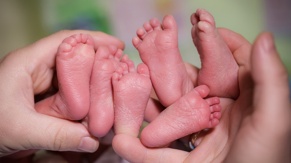 Babyfüße von neugeborenen Drillingen. Reproduktionsmedizin kann bei unerfülltem Kinderwunsch helfen. Mehr als zehn Millionen Kinder wurden bisher durch Künstliche Befruchtung geboren. | Bild: colourbox.com