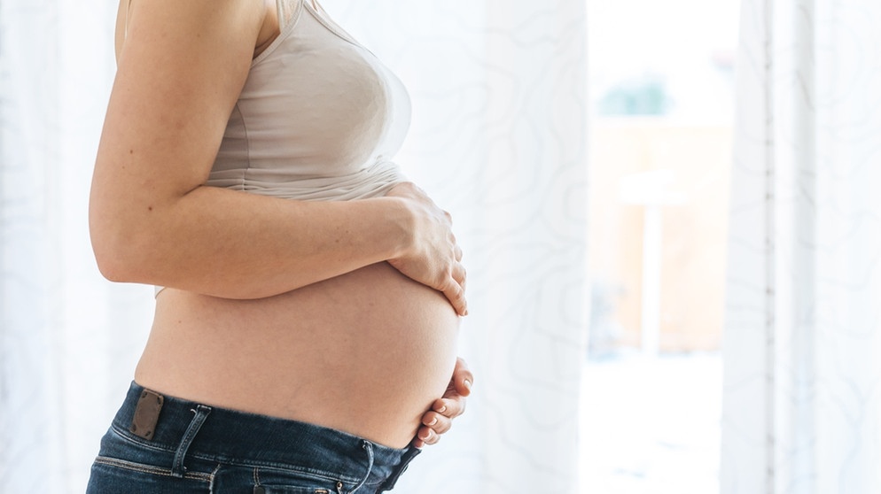 Nakter Babybauch einer schwangeren Frau. Reproduktionsmedizin kann bei unerfülltem Kinderwunsch helfen. Mehr als zehn Millionen Kinder wurden bisher durch Künstliche Befruchtung geboren. | Bild: colourbox.com