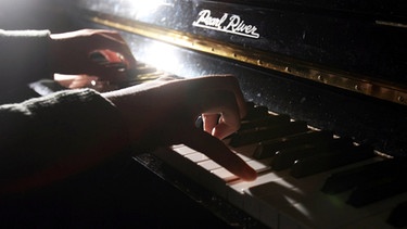 Ein chinesischer Student spielt Klavier. | Bild: Wang Jianliang/ChinaFotoPress