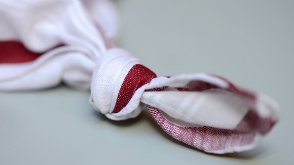 Eine Gedächtnisstütze gegen Vergesslichkeit: ein Knoten im Taschentuch | Bild: picture-alliance/dpa / Arco Images