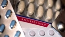 Was muss ich über Antibiotika wissen? Die wichtigsten Antworten haben wir zusammengesucht. Im Bild: Eine Packung Antibiotika und diverse andere Medikamente liegen auf einem Tisch in einer Apotheke. | Bild: picture alliance/dpa/dpa-Zentralbild | Monika Skolimowska
