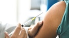 Impfung in den Oberarm einer Erwachsenen | Bild: colourbox.com
