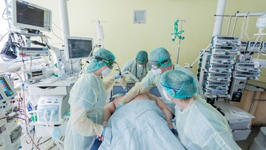 Beatmung eines Covid-19-Patienten | Bild: BR