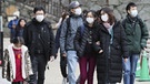 Angst vor dem Coronavirus: Touristen mit Mundschutz in Nagoya. | Bild: picture alliance/AP Images