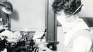 Schreibkraft mit Mund-Nasen-Schutz während der Spanischen Grippe um 1918 | Bild: picture-alliance/Reportdienste, picture-alliance/akg-images/swr2