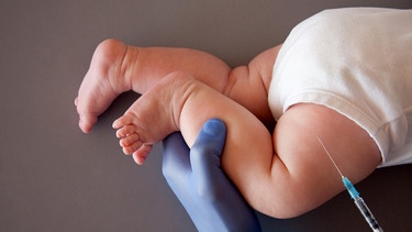 Babybeine, in denen eine Spritze gegeben wird. | Bild: picture alliance / imageBROKER | Julia Hiebaum