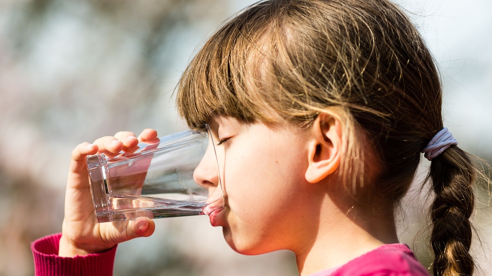 Mädchen trinkt aus einem Wasserglas. Diabetes Typ 1 und 2 unterscheiden sich grundlegend. Typ 1 ist nicht heilbar und trifft vor allem junge Menschen. Nur regelmäßiges Insulin kann helfen. | Bild: colourbox.com