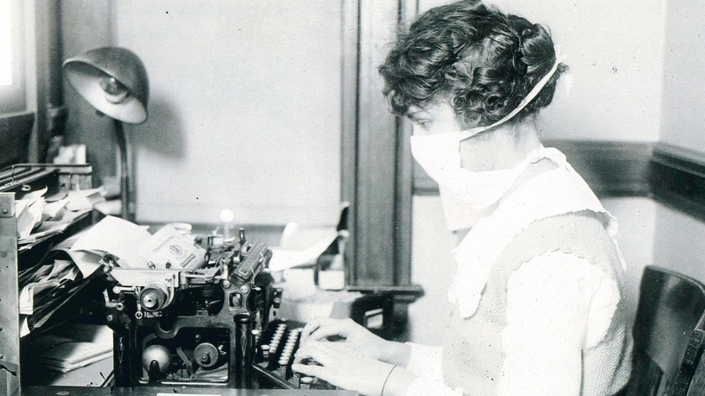 Schreibkraft mit Mundschutz an der Schreibmaschine. - Foto, o.O.u.J. E: Spanish Flu /Typist w.Mask/ Photo/c.1918 Medicine / Pandemic. - Spanish flu 1918-192... | Bild: picture alliance / akg-images | akg-images