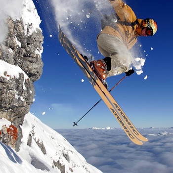 Ein Freerider springt mit seinen Skiern über eine Klippe. Männer sterben früher als Frauen. Das liegt zum einen an oft weniger gesunder Ernährung, Übergewicht und dadurch begünstigten Krankheiten. Zum anderen an einer höheren Bereitschaft zum Risiko.  | Bild: picture-alliance/blickwinkel/McPHOTO/viennaslide