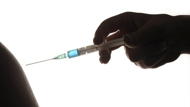 Ein Mensch wird geimpft | Bild: picture-alliance/dpa/Eibner-Pressefoto