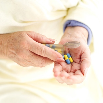 Alte Frau nimmt Tabletten - mit Antibiotika kann man die Legionärskrankheit, eine Lungentzündung, behandeln. | Bild: Stockbyte