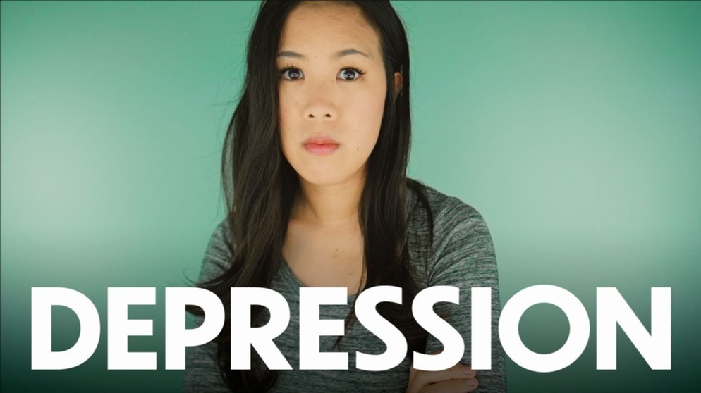 Mai Thi Nguyen-Kim und der Schriftzug "Depression". Freudlosigkeit, Antriebsmangel, Traurigkeit, Erschöpfung - das können Symptome einer Depression sein. Obwohl viele an der psychischen Erkrankung leiden, wird nur wenig darüber gesprochen. Hier findet ihr Infos und Anlaufstellen. | Bild: Funk