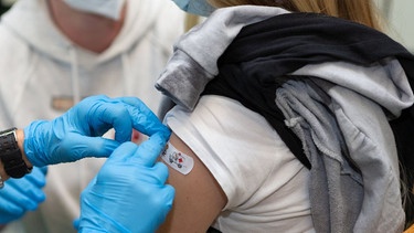 Ein Kind bekommt eine Masernimpfung (Symbolbild) | Bild: picture alliance / Fotostand | Fotostand / Gelhot
