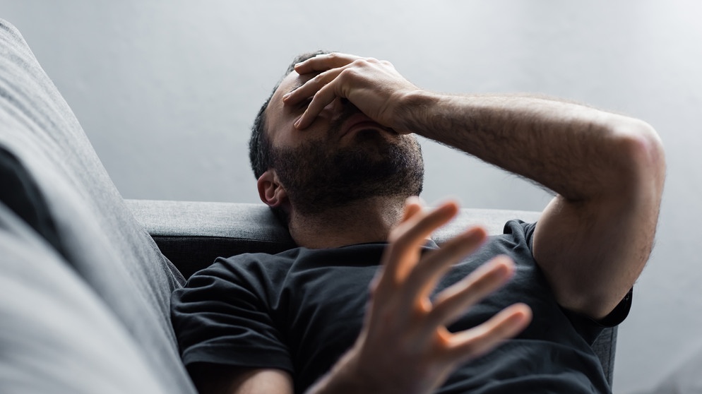 Migräne ist mehr als nur Kopfschmerzen. Meist kommen bei Migräneattacken noch weitere Symptome wie Übelkeit und Erbrechen hinzu. Im Bild: Mann hält sich Hand vors Gesicht. | Bild: colourbox.com
