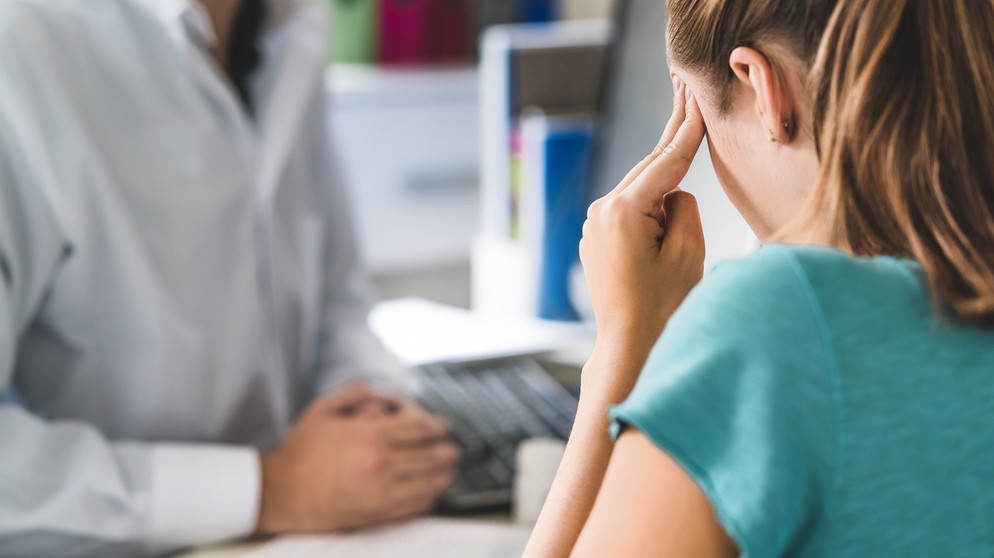 Migräne belastet Betroffene oft schwer. Bis die Diagnose gefunden wird, haben Migräne-Patienten nicht selten eine Odysee an Arztbesuchen hinter sich. Im Bild: Frau mit Migräne beim Arzt. | Bild: colourbox.com