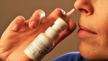 Nasensprays wirken im vorderen Teil der Nase | Bild: picture alliance
