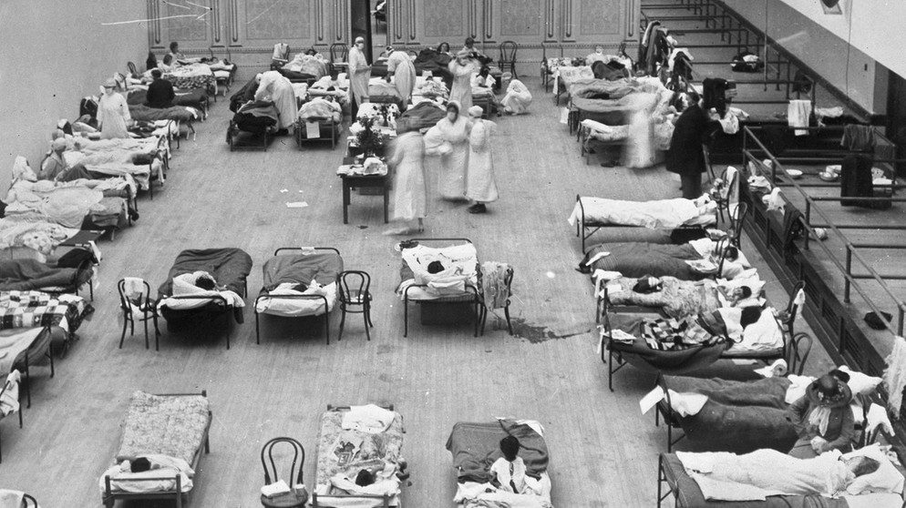 Epidemien vor Corona: Die Spamische Grippe von 1918, im Bild: Infizierte in einem Auditorium in den USA. | Bild: picture-alliance/dpa