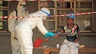 Mitarbeiter eines Krankenhauses in Sierra Leone behandeln Frau 2014 | Bild: picture alliance/ZUMA Press