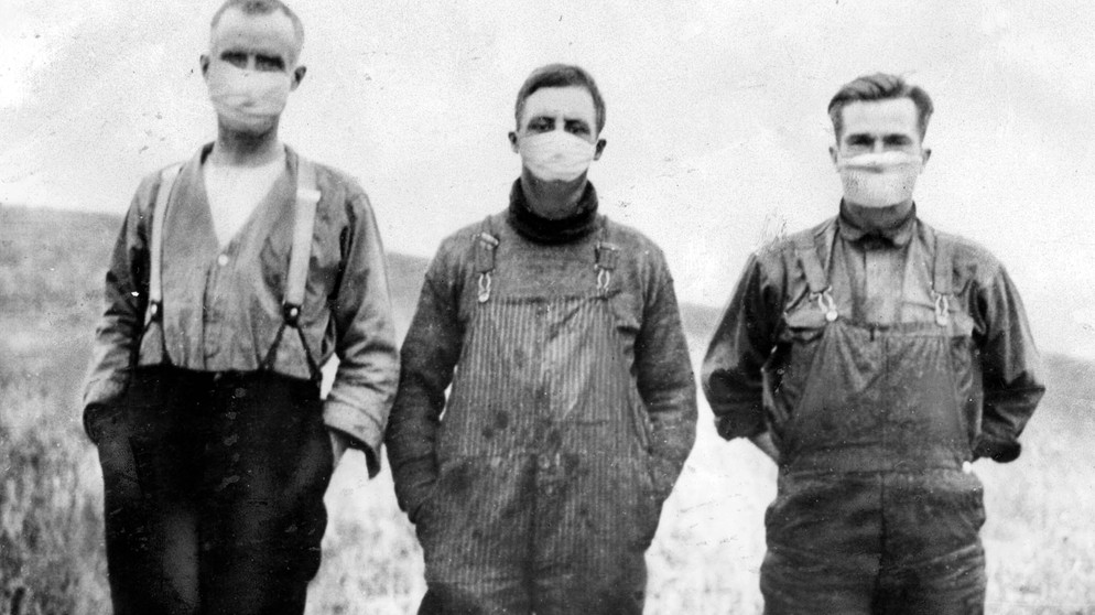 Drei Männer um 1908 mit Schutzmasken während der Spanischen Grippe. | Bild: picture-alliance/dpa