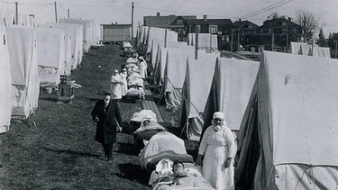 Patienten mit Spanischer Grippe (Influenza-Pandemie) in einem Notlazarett mit Zelten in Massachusetts, USA. | Bild: picture-alliance/dpa/akg-images