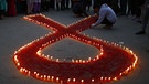 ARCHIV - 30.11.2018, Nepal, Kathmandu: Aktivisten stellen auf einer Veranstaltung im Vorfeld des Welt-Aids-Tags Kerzen auf, die eine rote Schleife formen - ein weltweit anerkanntes Symbol für die Solidarität mit HIV-Infizierten. (Zu dpa «UNAIDS: Corona-Pandemie ist Rückschlag für Kampf gegen HI-Virus») Foto: Skanda Gautam/ZUMA Wire/dpa +++ dpa-Bildfunk +++ | Bild: dpa-Bildfunk/Skanda Gautam