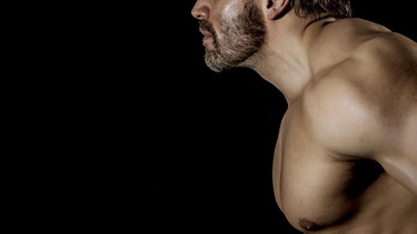 Durchtrainierter Mann mit nacktem Oberkörper | Bild: picture alliance / blickwinkel