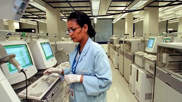Die Labortechnikerin Zubeda Nuri arbeitet im DNA-Analyse-Labor des privaten US-Unternehmens Celera Genomics des Gen-Forscher Craig Venter in Rockville (US-Bundesstaat Maryland) an der Entschlüsselung des menschlichen Erbguts. | Bild: picture-alliance / dpa | epa afp Tama