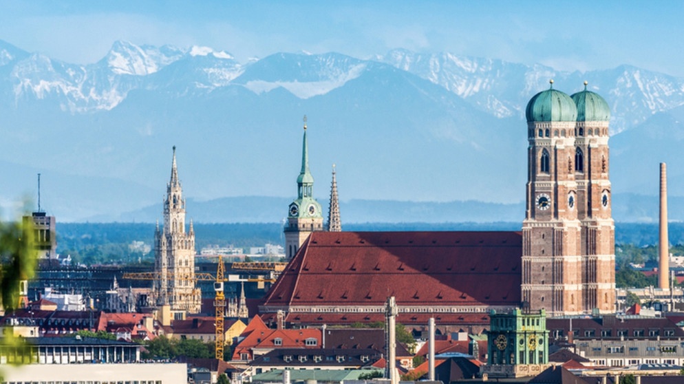 Die Alpen mit der Frauenkirche und Stadtpanorma im Vordergrund | Bild: stock.adobe.com/jotily