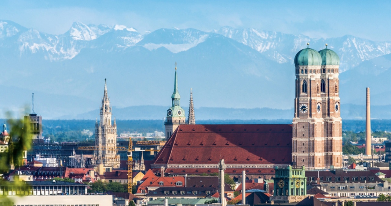 Die Alpen mit der Frauenkirche und Stadtpanorma im Vordergrund | Bild: stock.adobe.com/jotily